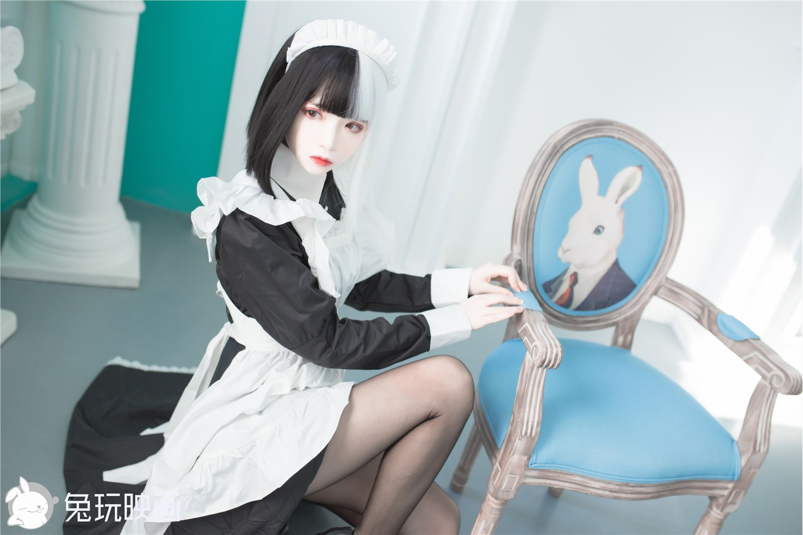 Rabbit Playing with Reflection VOL.073 Black and White Maid(19)